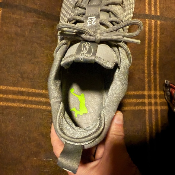 Nike LeBron James shoes gray and green size 12 - Picture 6 of 6